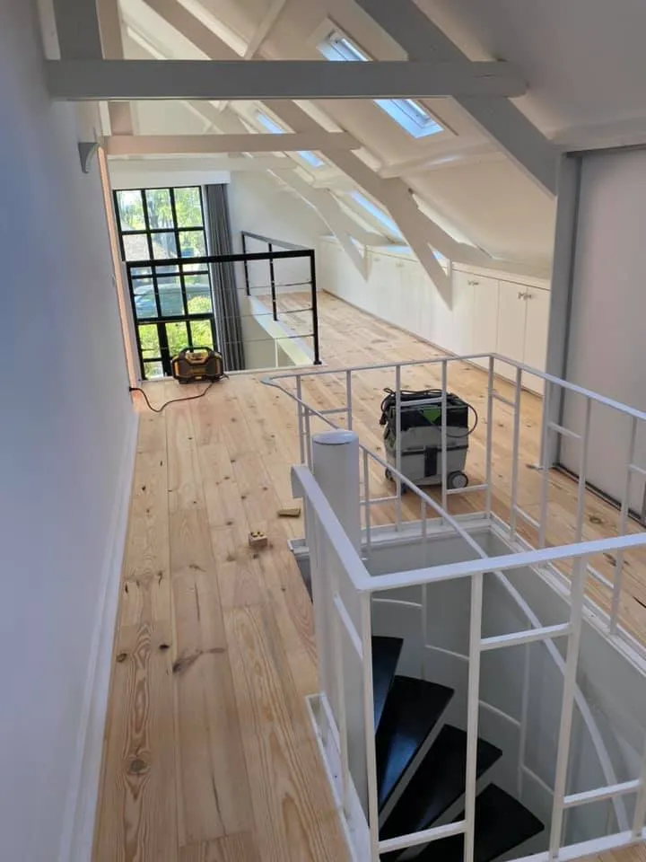 Complete zolder renovatie met houten vloer