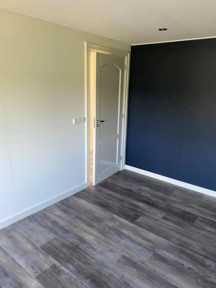 Slaapkamer met donkerblauwe accentmuur