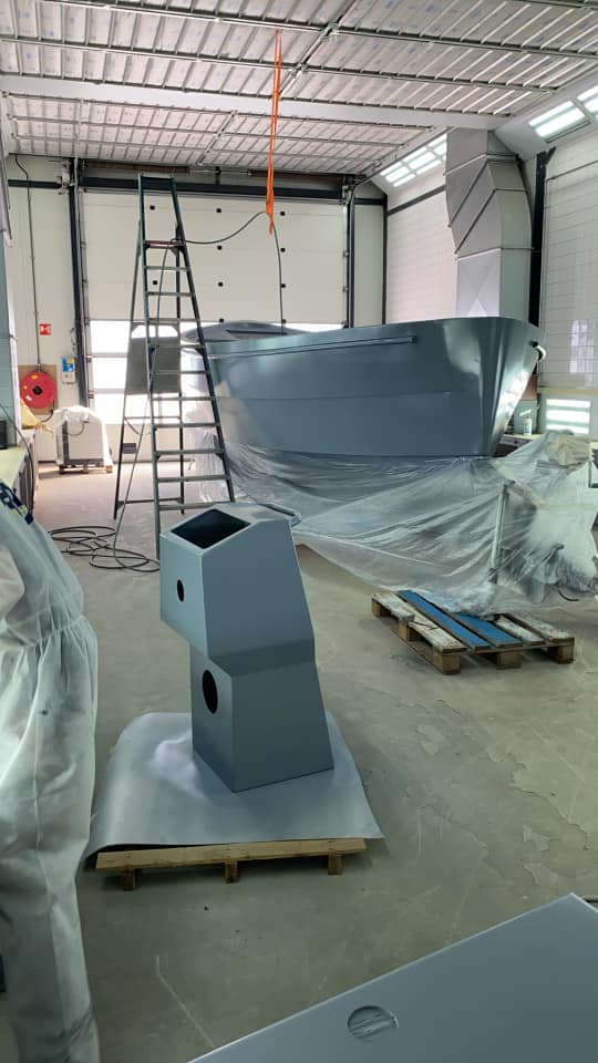 Boot romp schilderwerk in werkplaats