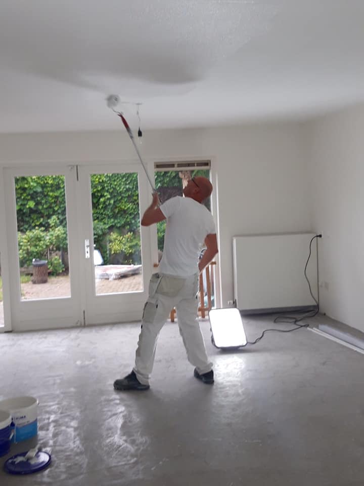 Professioneel plafond schilderwerk in woonkamer