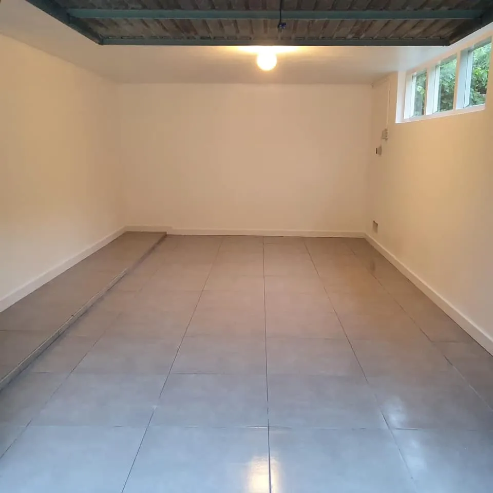 Gerenoveerde ruimte met grote tegelvloer