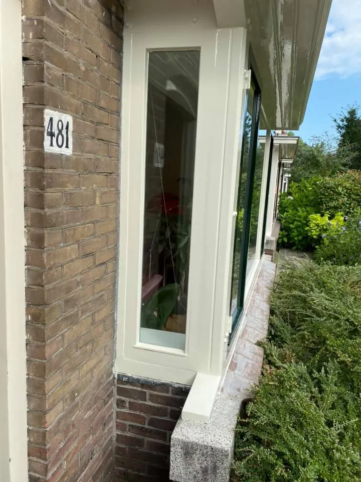 Smal raam met groene lijst - buitenaanzicht