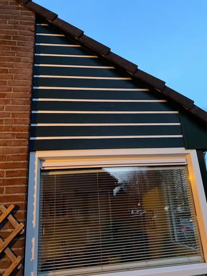 Gevel bekleding geschilderd in donkerblauw