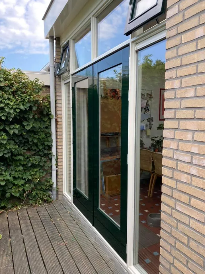 Grote schuifdeuren op houten terras