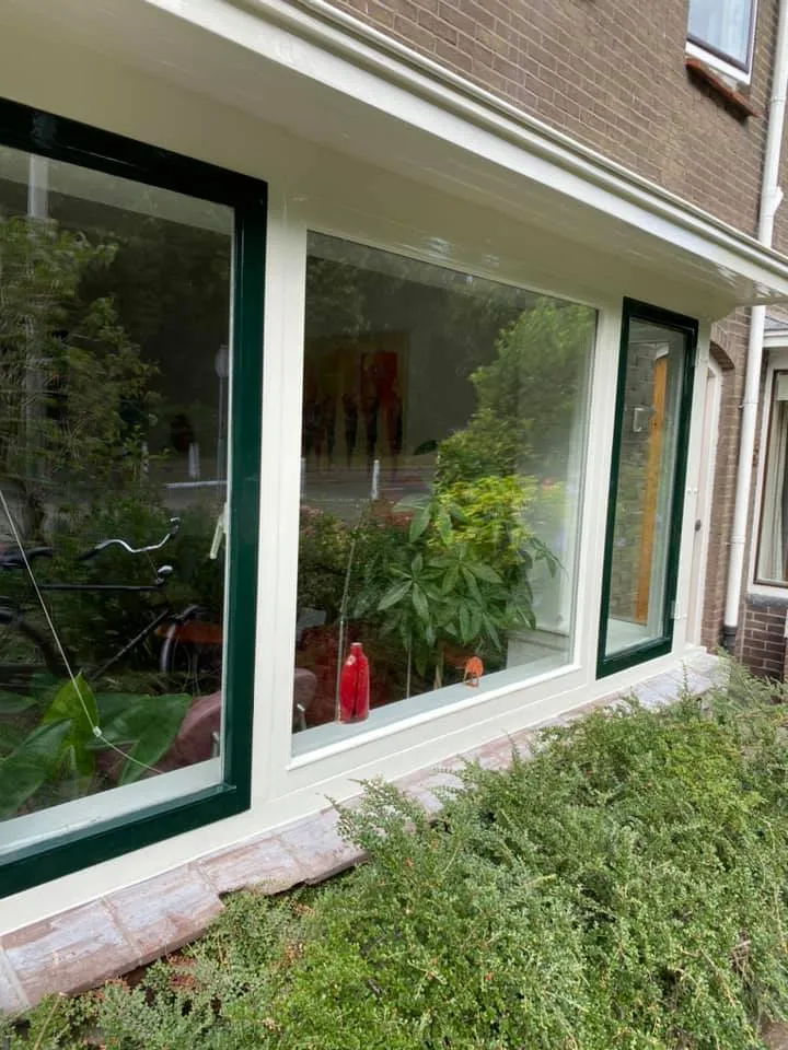 Groene schuifdeuren buitenaanzicht