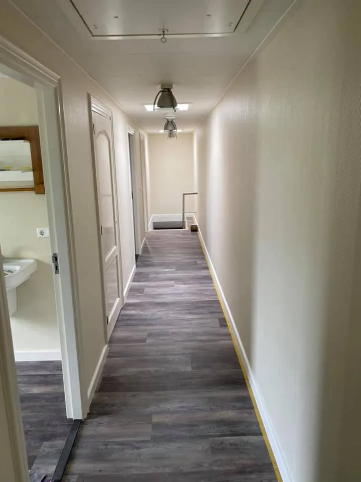 Moderne gang met LED verlichting en laminaatvloer