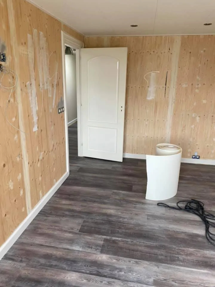 Kamer in aanbouw met multiplex wanden