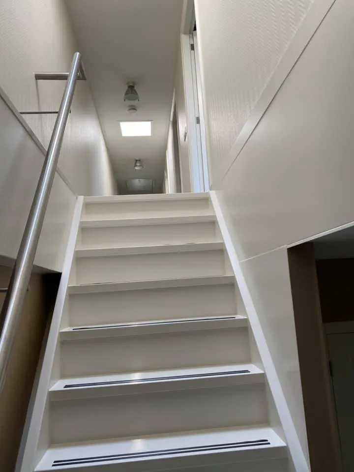 Trap met RVS leuning - opwaarts aanzicht