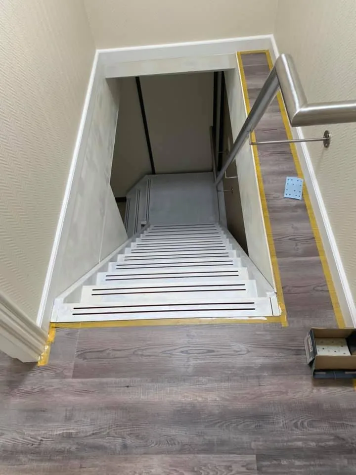 Trap renovatie met gele markeringstape