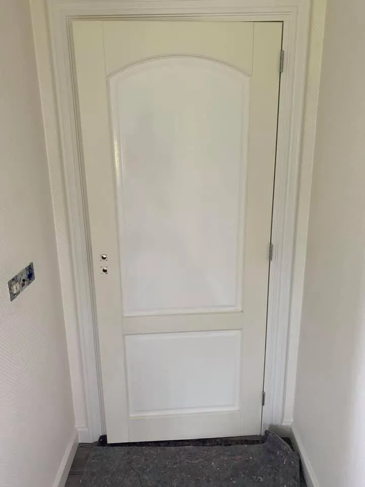 Witte binnendeur met gebogen paneel geïnstalleerd