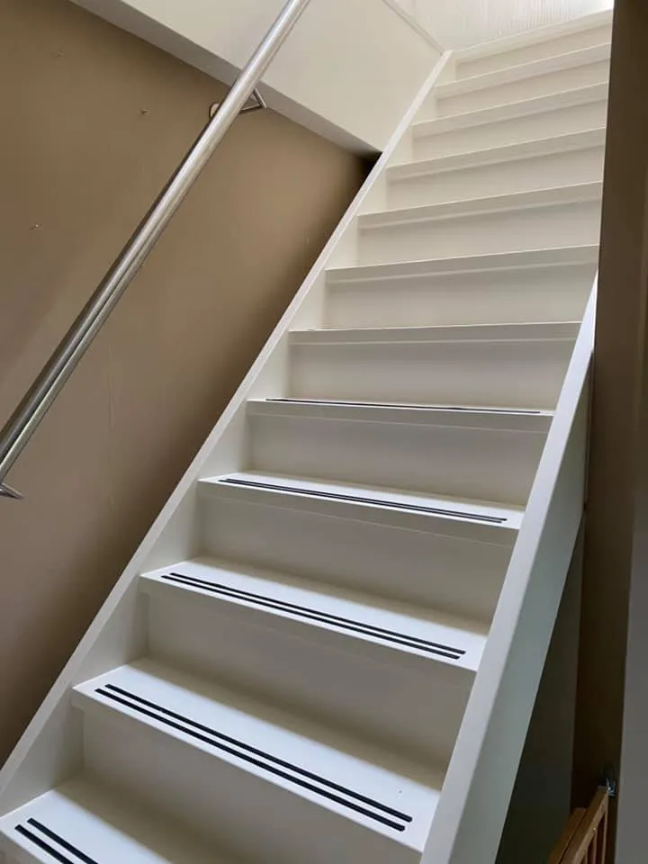 Witte trap met antislip strips - onderaanzicht