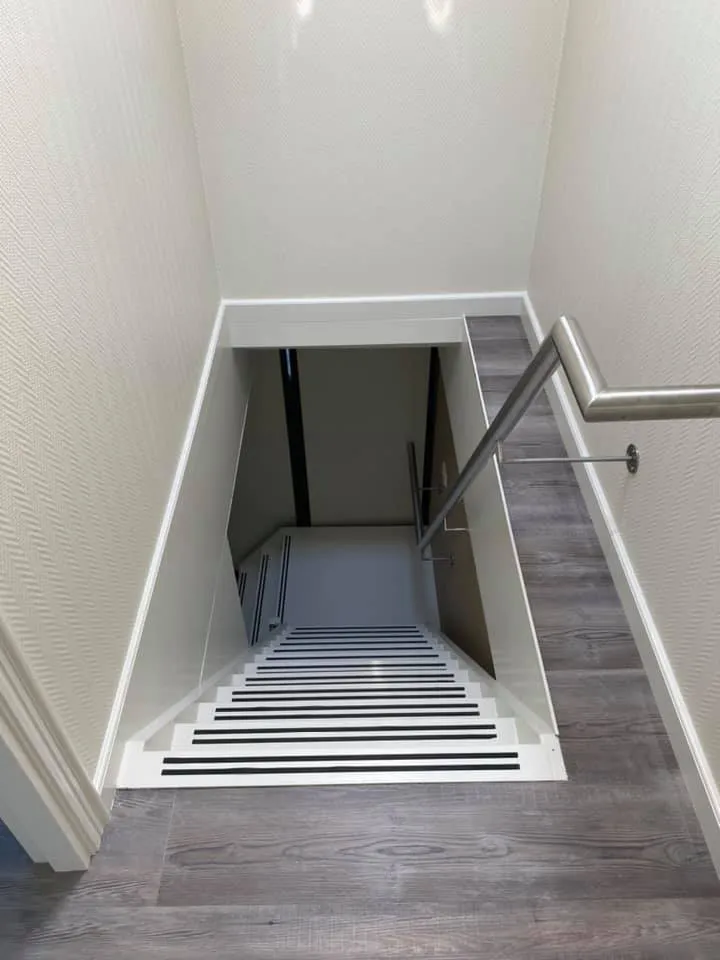 Witte trap met antislip strips - bovenaanzicht