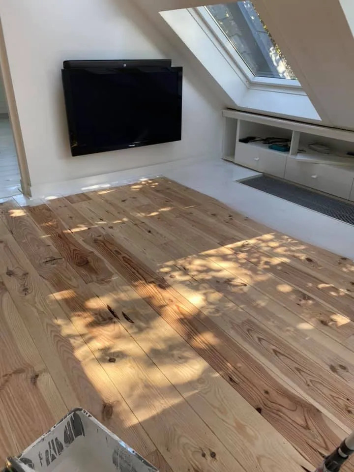 Houten vloer afwerking in zolderruimte