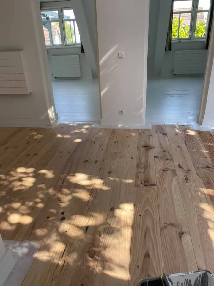 Houten vloer renovatie met natuurlijk licht